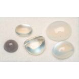 Fünf Mondsteincabochons, zus. 31,1 ct. Verschiedene Farben und Größen, viermal oval, einmal rund.