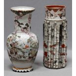 Zwei Kutani-Vasen. Porzellan. a) Zylindrisch, mit hohem Relief von umlaufenden Bambusstämmen.