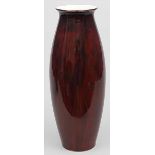 Art Deco-Vase, Sèvres. Porzellan. Eiförmige Laibung mit Ochsenblutglasur, so genanntes "sang-de-