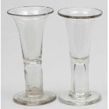Zwei Schnapsgläser (Kutscherstumpen). Farbloses, dickwandiges Glas. Glockenförmige Kuppa auf hohl