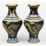 Paar Cloisonné-Vasen. Kupfer, vergoldete Stege und Metallbänder. Balusterform, auf der Wandung