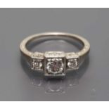 Diamantring. 585/000 GG und WG, brutto 3,7 g. Ringschiene und -kopf seitlich ornamental ziseliert,