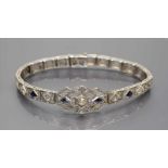 Art Deco-Damenarmband. 18 kt. WG, brutto 15,9 g. Armband und Mittelstück aufwendig ornamental bzw.