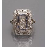 Art Deco-Ring. 585/000 GG und WG, brutto 5,3 g. Rechteckig durchbrochen gearbeitet, besetzt mit 32