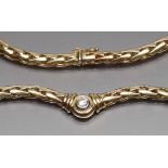 Brillantcollier. 585/000 GG, brutto 34,2 g. Mittig mit in WG gefasstem Brillant, ca. 0,4 ct., w/