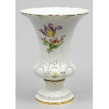 Vase, Meissen, "B-Form". Bunte Bemalung "Blume 2", Glanzgoldkonturen und -ränder. Stand min. best.