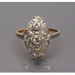 Art Deco-Diamantring. 585/000 GG und WG, brutto 3,6 g. Oval durchbrochen gearbeiteter Ringkopf,