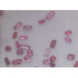 Lot ungefasster Rubine, zus. ca. 41,9 ct. Verschiedene Schliffe, teils besch. In verplombter Box,