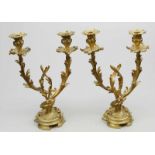Paar Girandolen im Stil Louis XV, je zweiflammig. Vergoldete Bronze mit reichem, teils plastisch