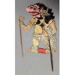 Wayang Kulit-Schattenspielfigur. Büffelhaut, polychrom bemalt, Stäbe aus Holz. Geprägtes,