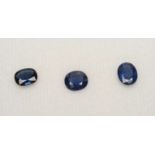 Drei qualitätvolle, blaue Saphire, zus. 2,7 ct. Einmal im Antikschliff, 1,01 ct., zweimal oval