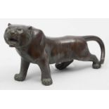 Skulptur eines Tigers. Bronze mit schwarz-brauner Patina. Kalligraphische Bodenmarke, Japan, Meiji-