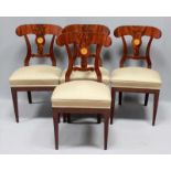 Vier Biedermeier-Stühle. Mahagoni. Konische Frontbeine, rückwärtige, leicht ausgestellte