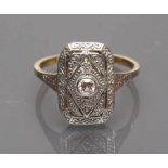 Art Deco-Diamantring. 585/000 GG und WG, brutto 2,5 g. Rechteckig durchbrochen gearbeiteter