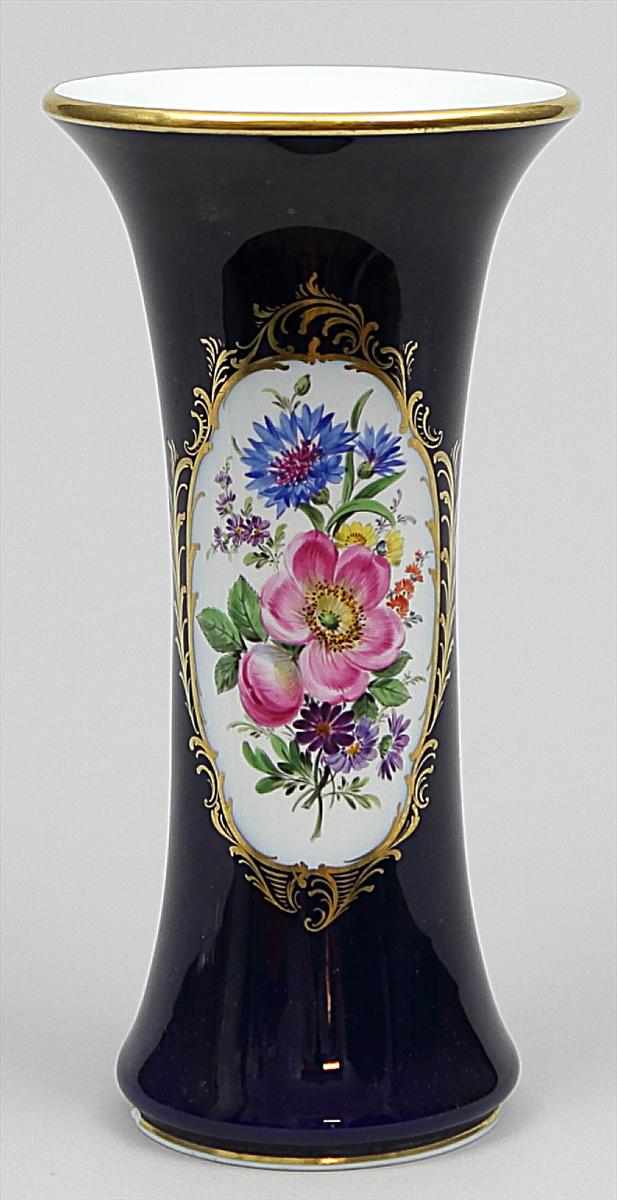 Vase, Meissen. Knochenform. Kobaltblauer Fond. Schauseitig ausgesparte, goldgerahmte Reserve mit