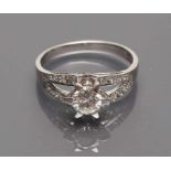 Brillantring. 585/000 WG, brutto 3,2 g. Besetzt mit Brillant, ca. 0,5 ct., w/if, auf den