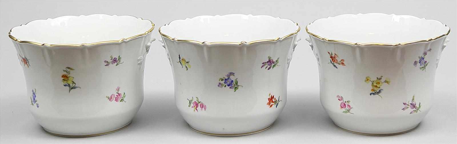 Drei Cachepots, Meissen. Glockenform mit gewelltem Rand und seitlich floral reliefierten