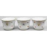 Drei Cachepots, Meissen. Glockenform mit gewelltem Rand und seitlich floral reliefierten