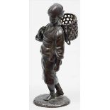 Skulptur "Japanerin mit Tragekorb". Dunkelbraun patinierte Bronze. Japan, 1. Hälfte 20. Jh. H. 17,
