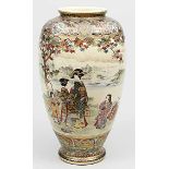 Satsuma-Vase. Helles Steinzeug. Eiförmige Vase mit eingezogenem Hals und abgesetztem Fuß. Auf