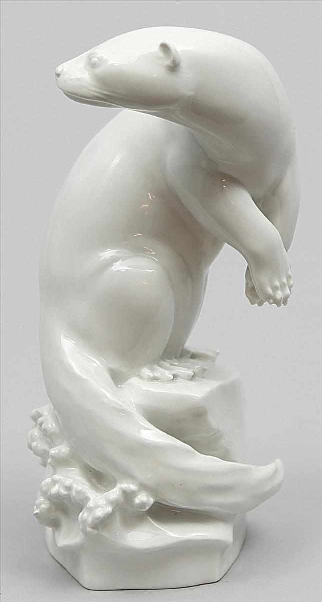 Esser, Max (1885 Barth - Berlin 1945) Skulptur "Fischotter". Porzellan, weiß. Auf naturalistischer