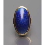 Damenring. 585/000 GG, brutto 15,2 g. Glatte Fassung, besetzt mit großem Lapislazuli-Cabochon mit