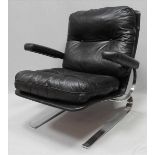 Lounge-Chair. Verchromtes Stahlgestell. Schwarze Original-Lederpolsterung. Gebrauchsspuren.