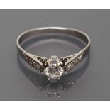 Art Deco-Brillantring. 18 kt. WG, geprüft, brutto 2,2 g. Besetzt mit Brillant, ca. 0,25ct., auf