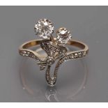 Jugendstil-Diamantring. 14 kt. GG und WG, geprüft, brutto 3,4 g. Ringkopf als Blumenbouquet