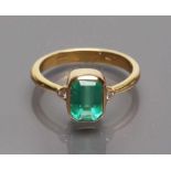 Damenring. 750/000 GG, brutto 3,9 g. Besetzt mit qualitätvollem Smaragd im Emeraldcut, D. 0,8x 0,5
