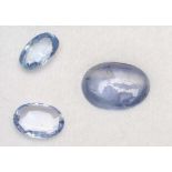 Drei helblaue Ceylon-Saphire, zus. ca. 13,28 ct. Einmal als Cabochon, 8,13 ct. und zweimal oval