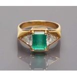 Damenring. 750/000 GG, brutto 8,5 g. Besetzt mit qualitätvollem Smaragd im Emeraldcut (min.