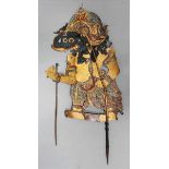 Wayang Kulit-Schattenspielfigur. Büffelhaut, polychrom bemalt mit Gold, Stäbe aus Holz. Geprägtes,