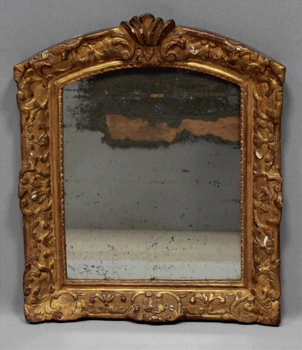 Barock-Spiegel (18. Jh.). Holz, geschnitzt und vergoldet. Altersspuren. Originales Glas. 55x 46 cm.