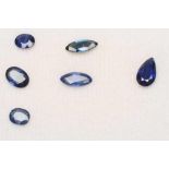 Sechs blaue Saphire, zus. 2,99 ct. Dreimal oval facettiert, 0,3 bis 0,56 ct.; zweimal im