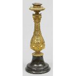 Historismus-Kerzenleuchter, einflammig. Vergoldete Bronze mit reichem Reliefdekor und am
