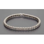 Riviere-Brillantarmband. 750/000 WG, brutto 17,6 g. Besetzt mit 42 Brillanten, zus. ca. 4,2 ct. B.