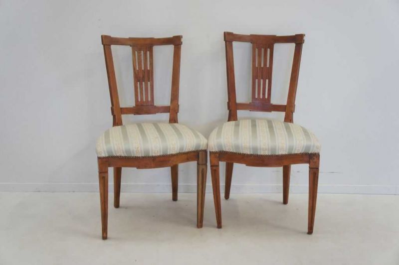 Stel iepenhouten stoelen met gekleurde stof