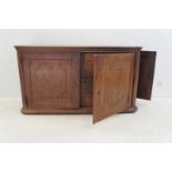 Eikenhouten buffet met 2 deuren en 1 deur in de flank met . inwendig diverse laden, h. 97, br. 176,