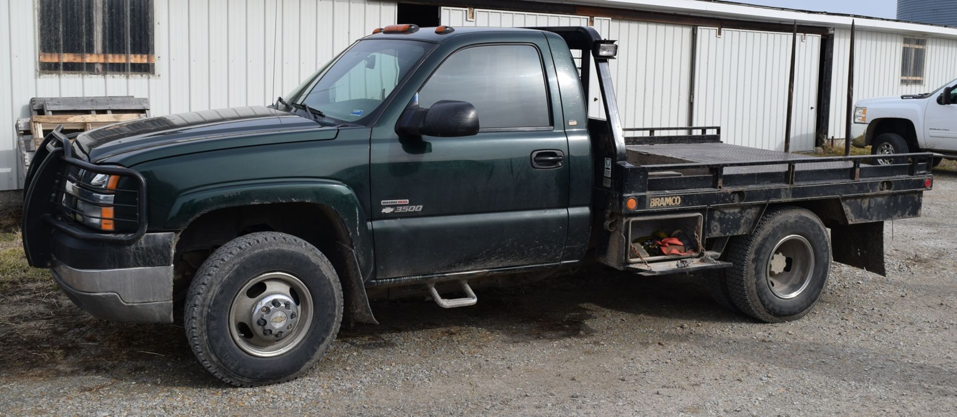 Lot 1076 2004 Chevy 3500 Duramax 4x4 dually flatbed with hydro bale spike, 6-speed manual - Image 4 of 4