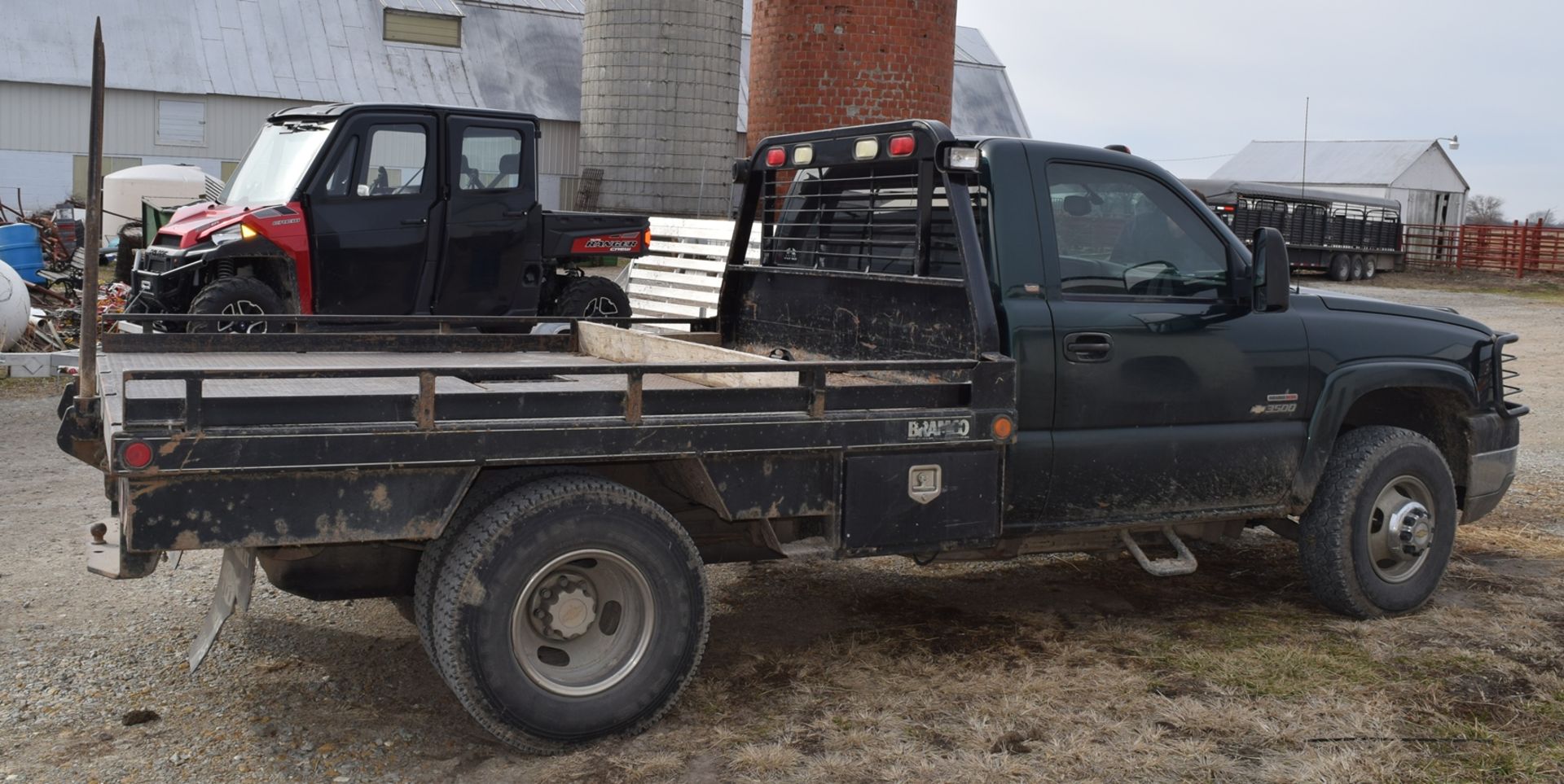 Lot 1076 2004 Chevy 3500 Duramax 4x4 dually flatbed with hydro bale spike, 6-speed manual - Image 3 of 4