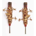 Paar Räucherstäbchenhalter, China um 1900.Holz, rot lackiert u. relief., plastisches Drachen- dekor,