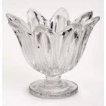 Gr. Fußschale, Vuillies France 20. Jh.Kristallglas, dickwandig. Blütenförmige, 8-fach gewellte