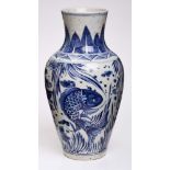 Vase, China wohl 19. Jh.Porzellan m. Blaumalerei-Dekor. Schlanke Amphore m. kurzem Hals. Wandung