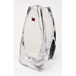 Vase "Massai", Baccarat Frankreich 20. Jh.Geschliffener Kristall, dickwandig. Trianguläre Form, am