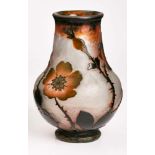 Vase, Daum Nancy um 1900.Farbloses Glas, dunkelgrün u. orange über- fangen. Im unteren Teil bauchige