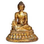Buddha der Heilung (Bhaisajyaguru),Tibet wohl 19. Jh. Bronze, vergoldet. Im Lotossitz, in d. li.