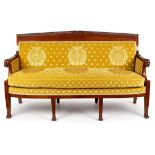 Empirestil-Sofa, Frankreich um 1900.Mahagoni massiv u. furn. Giebelförmige Rückenlehne m.