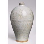 Vase mit Seladonglasur, China 20. Jh.Porzellan m. rötl. Färbung, hellgrün glasiert. Im oberen Teil