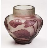 Kl. Vase, Gallé um 1904 .Farbloses Glas, violett überfangen. Bauchige Wandung m. geätztem Blumen- u.